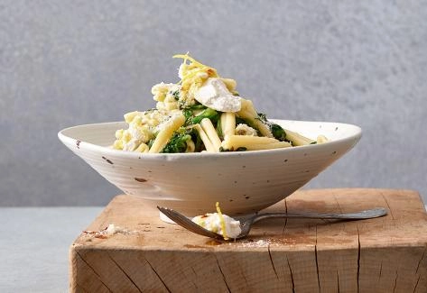 Pasta mit Kopfsalatstreifen, Kapern und Ricotta